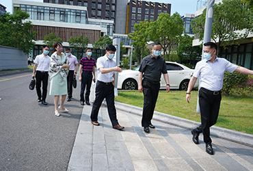 烈日炎炎，領(lǐng)導(dǎo)送信心|閔行區(qū)委委員、區(qū)人民檢察院黨組書記、檢察長胡春健帶隊(duì)赴寶開智能開展大走訪、大排查